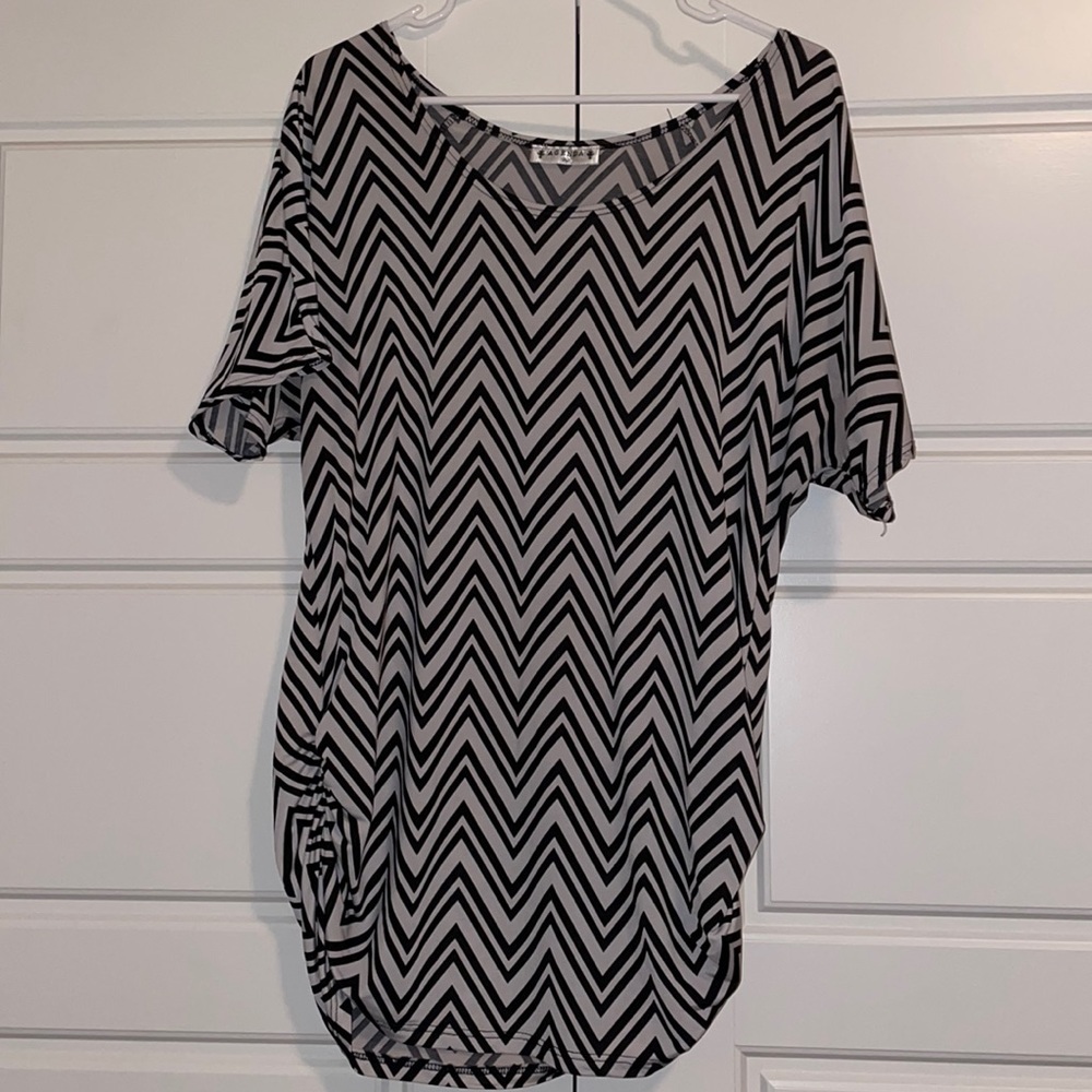 STRETCHY BLACK AND WHITE CHEVRON TOP WITH SIDE RUCHING